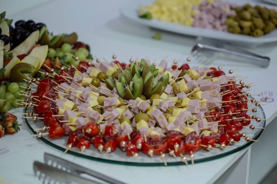 Buffet pour une assemblée générale : réussir la restauration en grand format