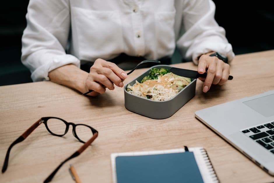 Commander des plateaux-repas pour une reunion : le guide d'organisation