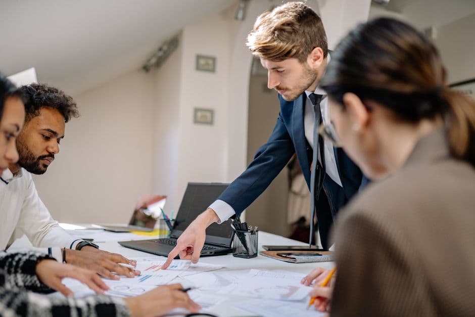 Livraison et dressage du traiteur au bureau: le guide logistique