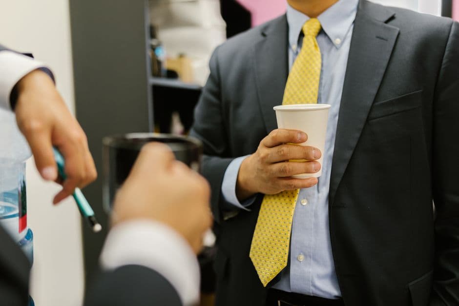 Pause café en entreprise : quelles quantités prévoir par personne ?
