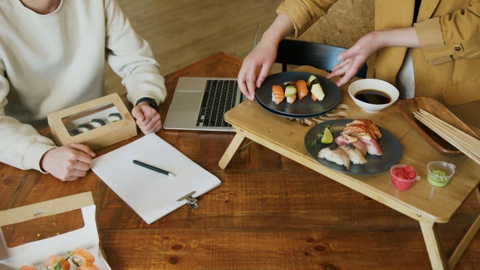 Plateau-repas ou buffet : quel format choisir pour un dejeuner de travail ?
