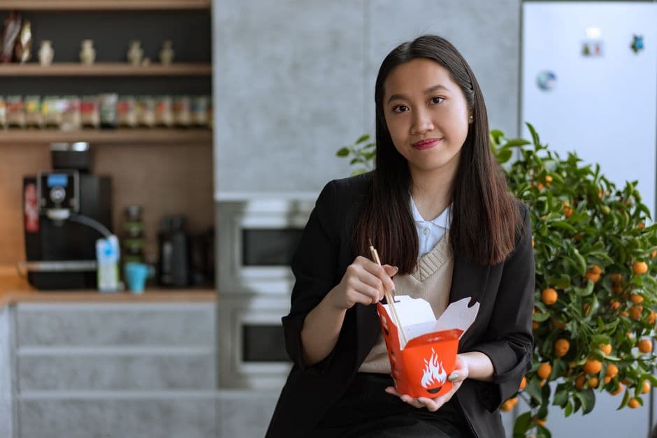 Plateaux-repas au bureau : quelles quantites et quel budget par personne ?